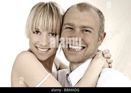 Junge Frau trägt weiße Kleidung, umarmen Stockfoto