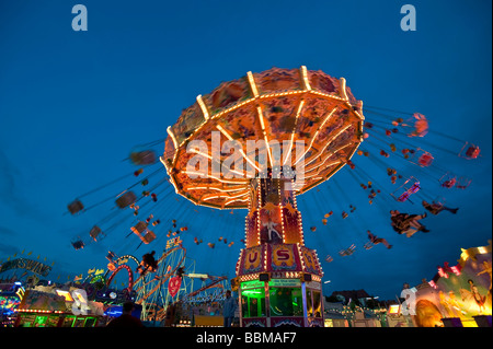 Beleuchtete Kettenkarussell Festival Dusk, Oktoberfest, München, Bayern, Deutschland Stockfoto