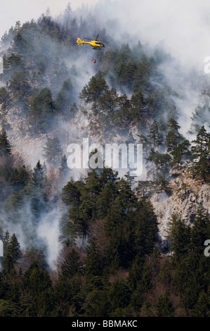 Waldbrand Kämpfe in Kranebitten bei Innsbruck, Tirol, Österreich Stockfoto