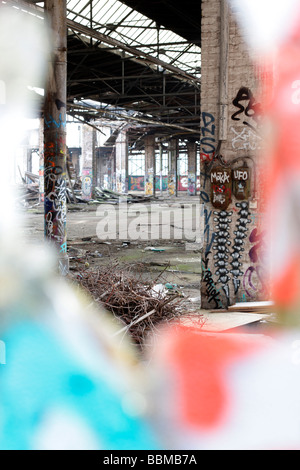 Industrieruine, verfallene Gebäude auf dem RAW Gelände in Friedrichshain, Berlin, Deutschland Stockfoto