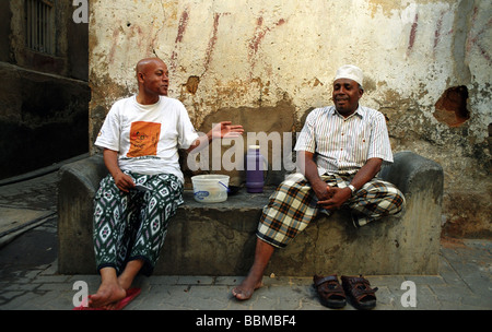Männer auf Swahili Baraza Sitz Szene alte Stadt Mombasa Kenia Stockfoto