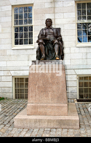 John Harvard Statue von Daniel Chester French auf dem Campus der Harvard University, Cambridge, Massachusetts, USA Stockfoto