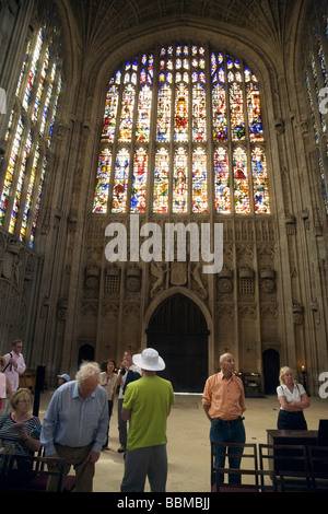 Touristen bewundern die Glasfenster, West Gesicht, Kings College Chapel, Cambridge UK Stockfoto