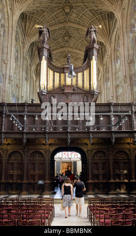 Touristen, die gerne an der Orgel, Innenraum Kings College Chapel, Cambridge, UK Stockfoto