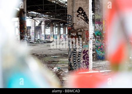 Industrieruine, verfallene Gebäude auf dem RAW Gelände in Friedrichshain, Berlin, Deutschland Stockfoto