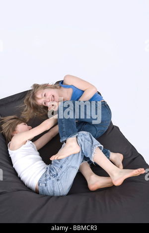 Zwei Jungen spielen Stockfoto