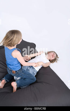 Zwei Jungen spielen Stockfoto