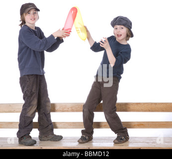 Zwei jungen tragen Kappen, Spiel mit Luftballons Stockfoto