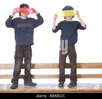 Zwei jungen tragen Kappen, Spiel mit Luftballons Stockfoto