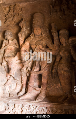 Stein-Figuren sind in den Höhlen von Badami in Karnataka, Indien geschnitzt. Stockfoto