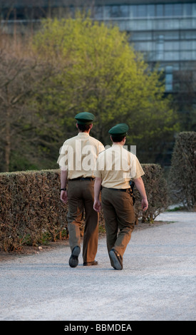 Zwei bayerische Polizisten auf Patrouille, gesehen von hinten, München, Bayern, Deutschland, Europa Stockfoto