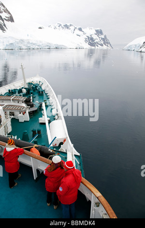 Antarktis, Gerlache Strait.  Erkunden den Lemaire-Kanal zwischen der antarktischen Halbinsel (Graham-Land) und die Insel stand. Stockfoto