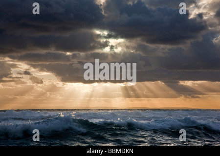 Australien, Victoria.  Am späten Nachmittag durchbricht die Sonne bedrohliche Wolken über der Bass-Straße. Stockfoto