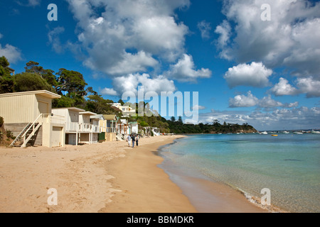 Australien, Victoria.  Ein Sandstrand und Strandhütten auf der Mornington-Halbinsel in der Nähe von Portsea. Stockfoto