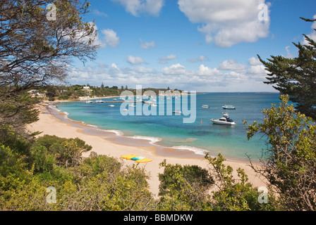 Australien, Victoria.  Die feine Sandstrand von Portsea mit Boote verankert in geschützten Port Phillip Bay. Stockfoto