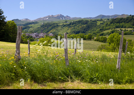 Im Frühjahr, ein Blick auf das Dorf Besse (Auvergne - Frankreich). Au Printemps, Une Vue du Village de Besse (Puy-de-Dôme - Frankreich). Stockfoto
