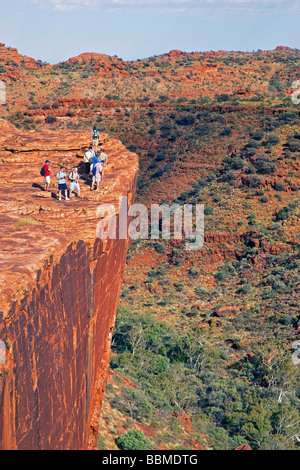 Australien, Northern Territory. Touristen suchen über einer steilen Felswand am Kings Canyon. Stockfoto