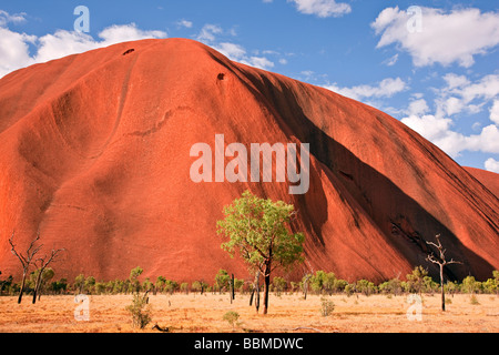 Australien, Northern Territory. Uluru oder Ayers Rock, ein riesiger Sandstein-Felsformation. Eines der bekanntesten natürlichen Symbole. Stockfoto