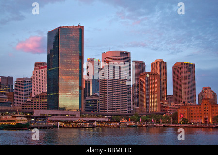 New South Wales in Australien. Circular Quay und Sydney Skyline bei Sonnenaufgang. Stockfoto