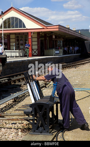 Bahn Mann ändern Punkte wiederhergestellt Strathspey Steam Railway, Boot von Garten Steam Railway Station Aviemore, Schottland, Großbritannien Stockfoto