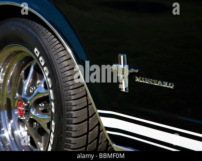 Ford Mustang-Abzeichen auf schwarzes Auto Stockfoto