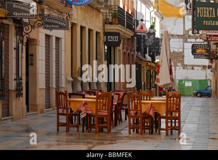 Eine Gasse, Tischen und Stühlen in den frühen Morgenstunden, Ronda, Andalusien, Spanien, Europa Stockfoto