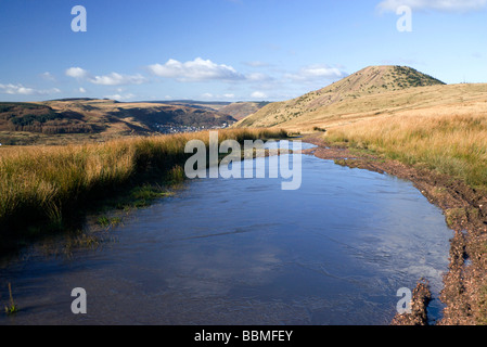 gefrorene Pfütze und Blick über das Rhondda Fach Tal vom Hang oberhalb Ferndale Rhondda, Cynon Taff Süd wales Stockfoto