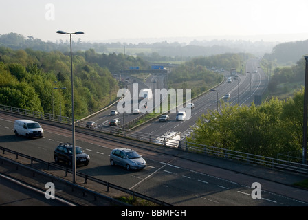 Verkehr auf der Brücke über die Autobahn M25 in Chipstead, in der Nähe von Sevenoaks, Kent, England, UK Stockfoto