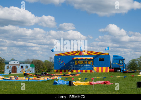 "Die einen Knockout" Kirmes/Sommerfest in einem Feld in Derbyshire England einrichten Stockfoto