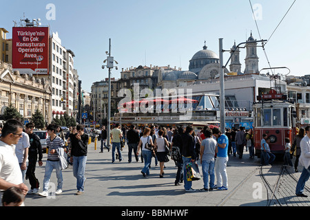 Taksim-Platz, historische Straßenbahn, überfüllt mit Menschen, Beyoglu, Istanbul, Türkei Stockfoto