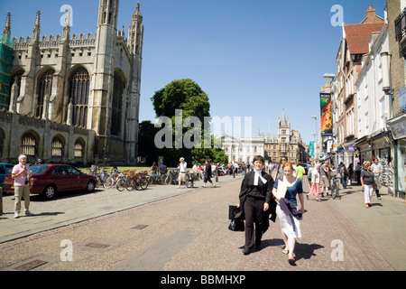 Cambridge Student hinunter Kings Parade, Cambridge Stadtzentrum entfernt, an einem sonnigen Tag, Cambridge England, Cambridge UK Stockfoto