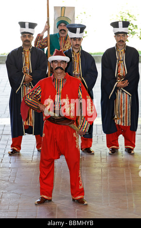 Schauspieler in historischen Kostümen, Janitscharen Militärmusik Mehter Band show im Militärmuseum, Askeri Mues, Osmanbey, Istanbu Stockfoto