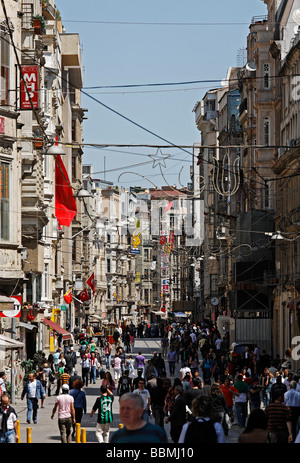 Belebten Einkaufsstraße Istiklal Caddesi, Unabhängigkeit Street, Beyoglu, Istanbul, Türkei Stockfoto