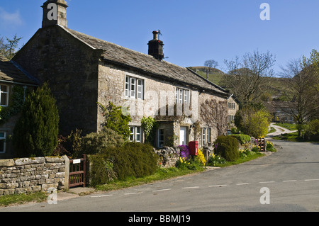 dh Yorkshire Dales National Park CONISTONE NORTH YORKSHIRE Red post box außerhalb Dorf Hütte Dörfer uk Haus Stockfoto