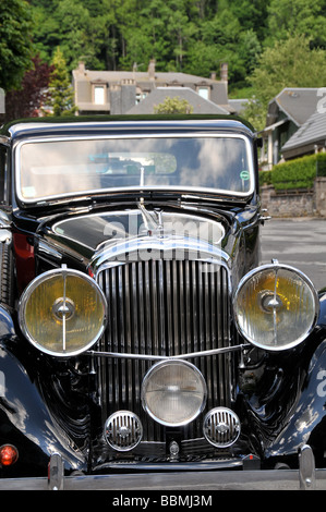 Old Bentley, Auto parkt auf einem stadtplatz, Le Mont Dore, Auvergne, Frankreich Stockfoto