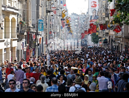 Menschenmassen in der Einkaufsstraße Istiklal Caddesi, Unabhängigkeit Street, Beyoglu, Istanbul, Türkei Stockfoto