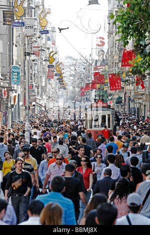 Historische Straßenbahn fahren durch die Menschenmenge, die Einkaufsmöglichkeiten Straße Istiklal Caddesi, Unabhängigkeit Street, Beyoglu, Istanbul, Türkei Stockfoto