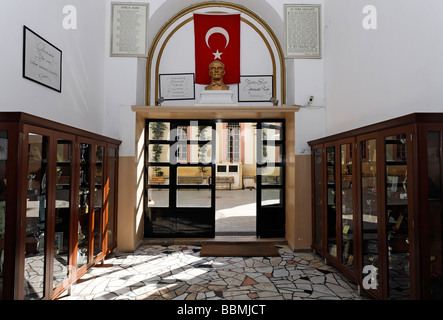 Eingang in die armenische Schule in Beyoglu, Flagge und Atatürk Büste über der Tür, Schränke mit Trophäen, Istanbul, Türk Stockfoto