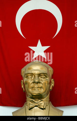 Goldenen Büste von Mustafa Kemal Atatürk vor türkischen Flagge, Istanbul, Türkei Stockfoto