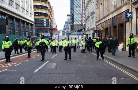 Polizisten in Aufruhr Getriebe aufgereiht die City of London vor dem G20-Gipfel der führenden Politiker der Welt, 1. April 2009 Stockfoto