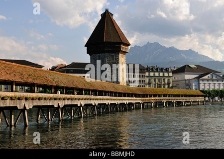 Kapelle Brücke über den Fluss Reuss in Luzern, Pilatus Berg oberhalb der Stadt an der Rückseite, Kanton Luzern, Schweiz, Eur droht Stockfoto