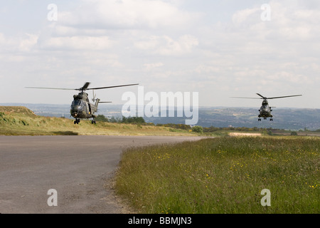 Zwei Hubschrauber der RAF Puma über Huddersfield in Crosland Moor Stockfoto