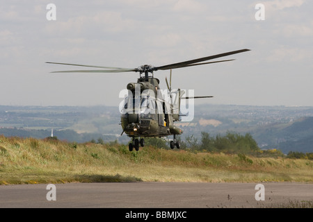 Ein RAF-Puma-Hubschrauber über Huddersfield in Crosland Moor Stockfoto