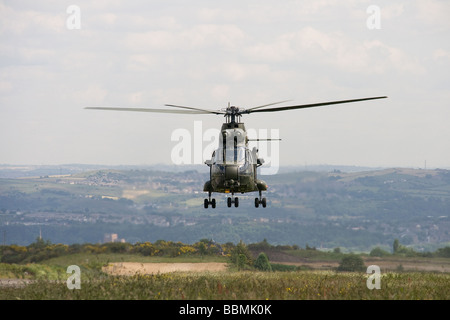 Ein RAF-Puma-Hubschrauber über Huddersfield in Crosland Moor Stockfoto