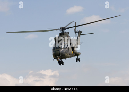 Ein RAF-Puma-Hubschrauber über Huddersfield in Crosland Moor Stockfoto