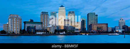 Canary Wharf Londons Finanzviertel spiegelt sich in der Themse bei Dämmerung London England UK Stockfoto
