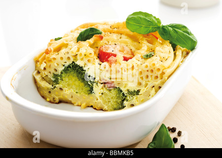 Nudelauflauf, Makkaroni-Auflauf mit Brokkoli und Huhn Eiern Stockfoto