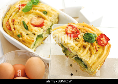 Nudelauflauf, Makkaroni-Auflauf mit Brokkoli und Huhn Eiern Stockfoto