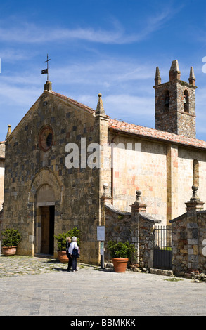 Kirche Santa Maria Assunta in der mittelalterlichen Stadt Monteriggioni Stockfoto