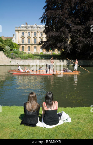 Menschen sitzen am Ufer des Flusses Cam am Clare College in Cambridge, beobachten die Stechkahn fahren an einem Sommertag Stockfoto